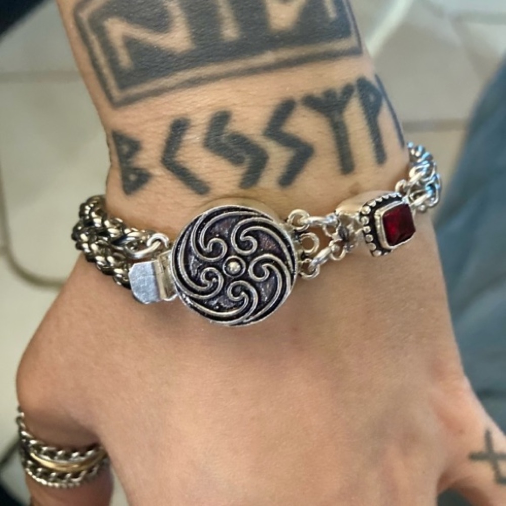 Handmade garnet & silver Celtic clasp design charm on wheat chain bracelet - Picture 2 of 10